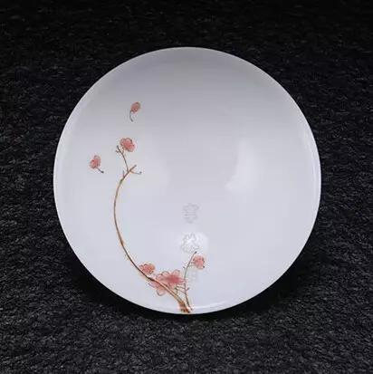 不要用釉上彩的杯子喝水