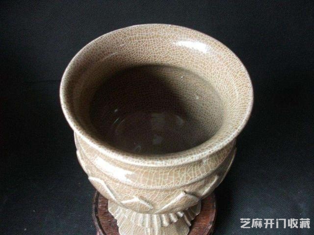 越窑青瓷，晶莹滋润，如玉似冰