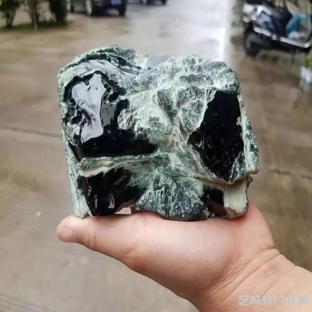 宅男用两万块闲钱买了块翡翠原石，切开后发现，自己要发了