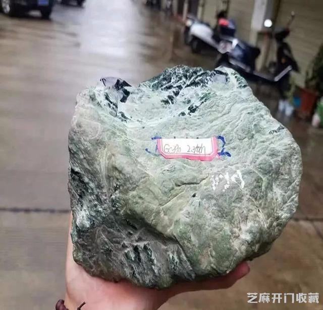 宅男用两万块闲钱买了块翡翠原石，切开后发现，自己要发了