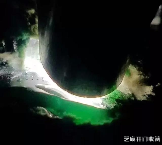 宅男用两万块闲钱买了块翡翠原石，切开后发现，自己要发了