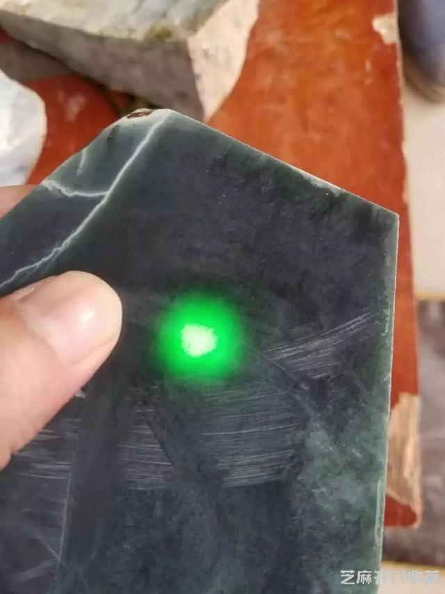 宅男用两万块闲钱买了块翡翠原石，切开后发现，自己要发了
