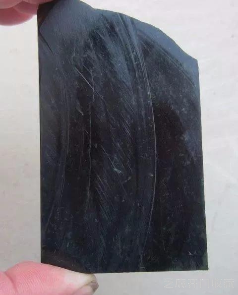 宅男用两万块闲钱买了块翡翠原石，切开后发现，自己要发了