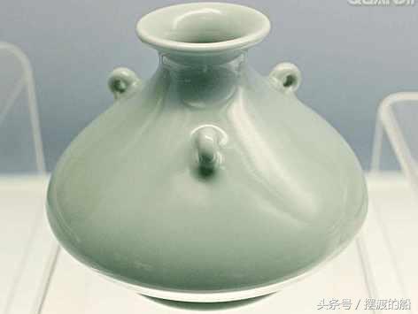 最早出现的颜色釉是青釉，一种清淡的味道