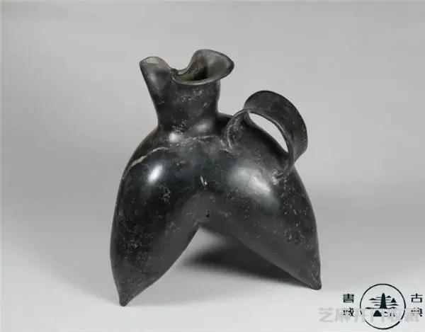 “黑瓷”，黑如漆，声如罄，薄如纸，亮如镜，硬如瓷，谓龙山文化