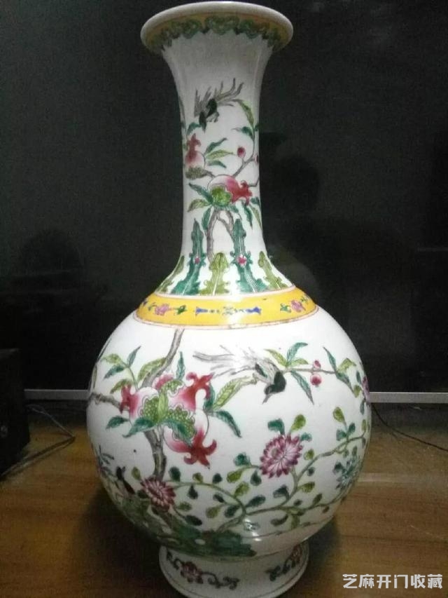 康熙粉彩花鸟天球瓶