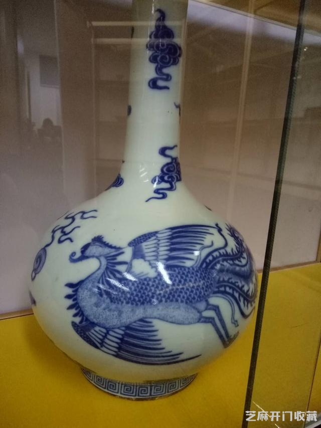 康熙款青花龙凤天球瓶