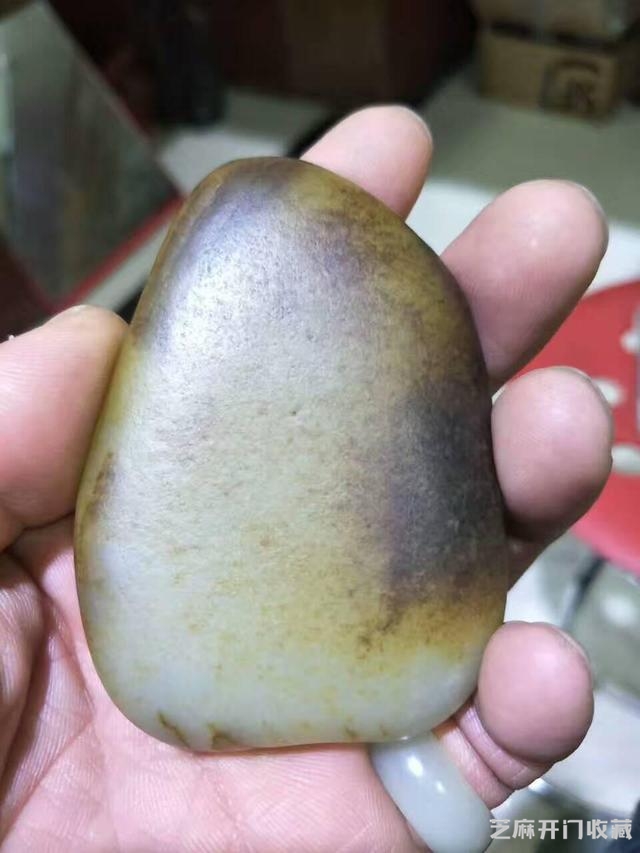 藏匿在玉龙喀什河的和田玉籽料
