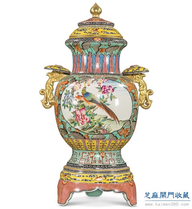 雍正 粉彩描金开光花鸟纹芝耳三足座盖瓶
