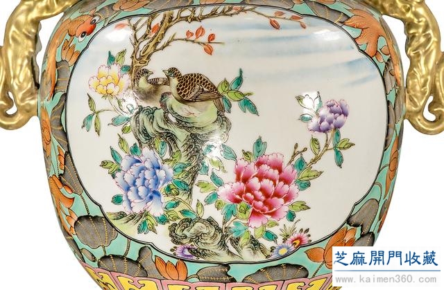 雍正 粉彩描金开光花鸟纹芝耳三足座盖瓶
