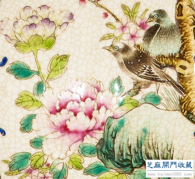 乾隆 哥釉八开光鸟兽纹粉彩描金瓜楞瓶