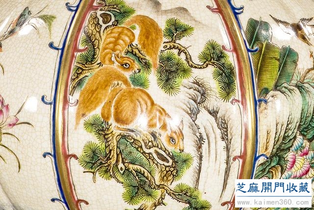 乾隆 哥釉八开光鸟兽纹粉彩描金瓜楞瓶