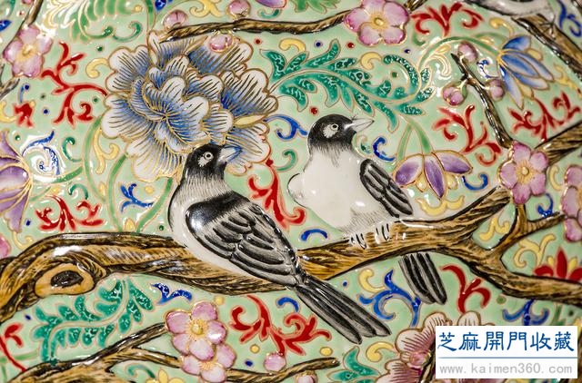 乾隆 粉彩描金塑贴花鸟纹天球瓶（对）