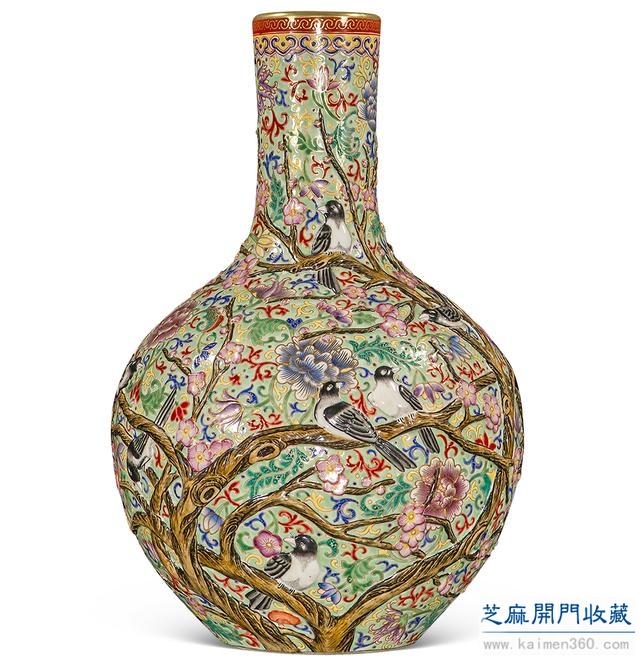 乾隆 粉彩描金塑贴花鸟纹天球瓶（对）