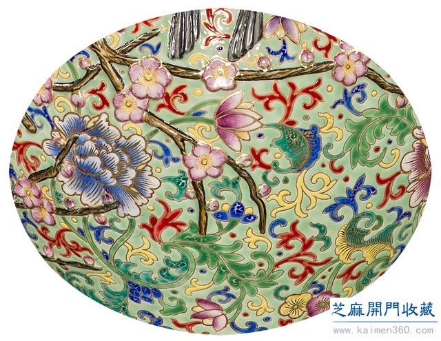 乾隆 粉彩描金塑贴花鸟纹天球瓶（对）