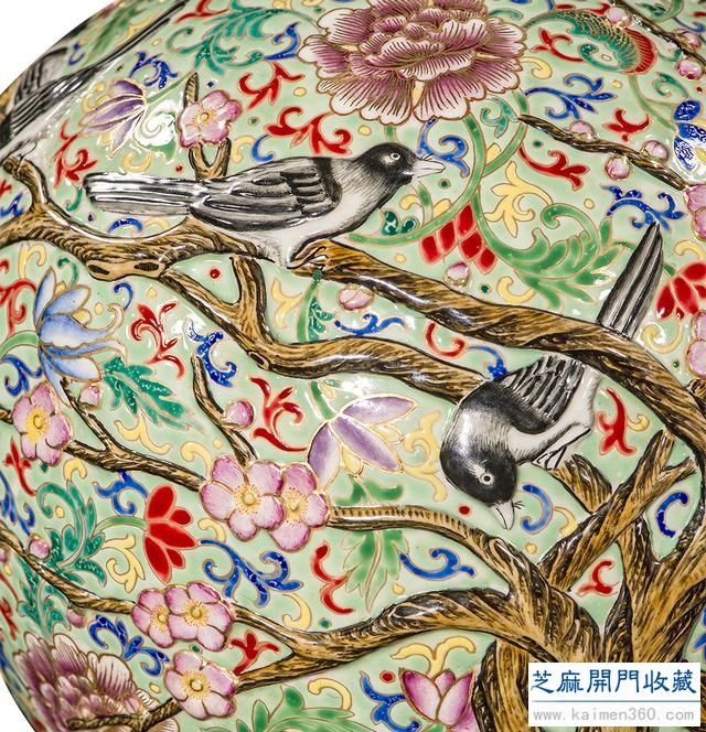 乾隆 粉彩描金塑贴花鸟纹天球瓶（对）