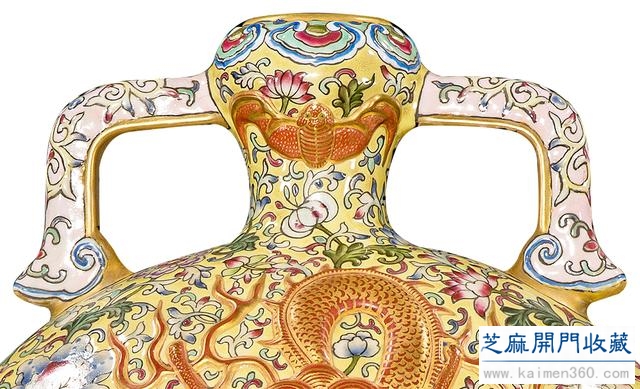 乾隆 粉彩矾红描金塑贴双龙纹扁瓶