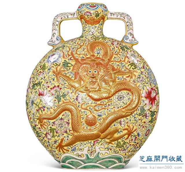 乾隆 粉彩矾红描金塑贴双龙纹扁瓶
