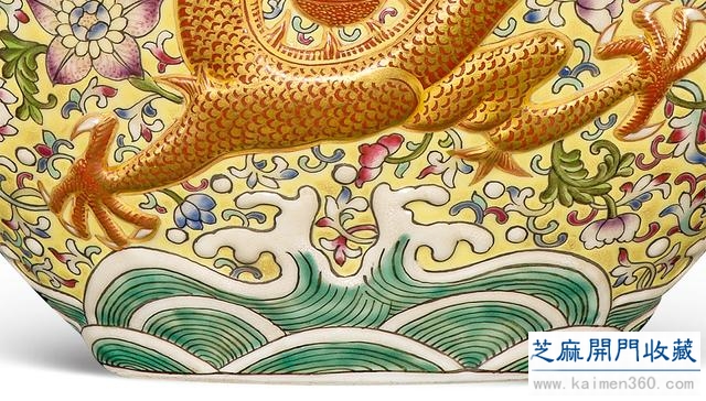 乾隆 粉彩矾红描金塑贴双龙纹扁瓶