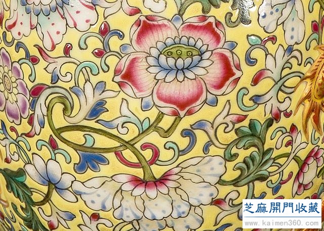乾隆 粉彩矾红描金塑贴双龙纹扁瓶