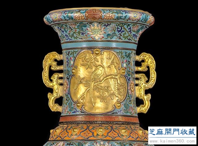 乾隆 粉彩涂金开光塑贴西洋人螭耳大瓶（对）
