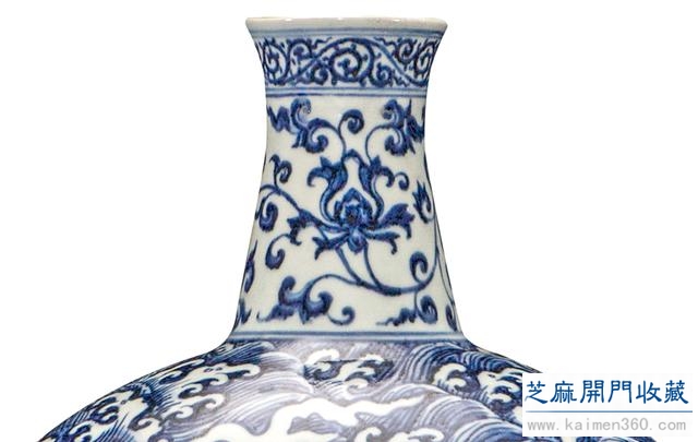 永乐 青花暗刻双龙纹抱月瓶