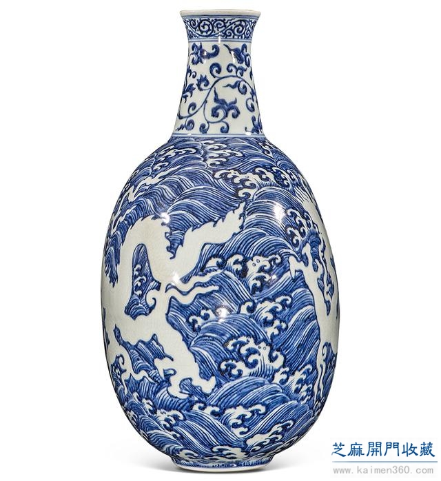 永乐 青花暗刻双龙纹抱月瓶