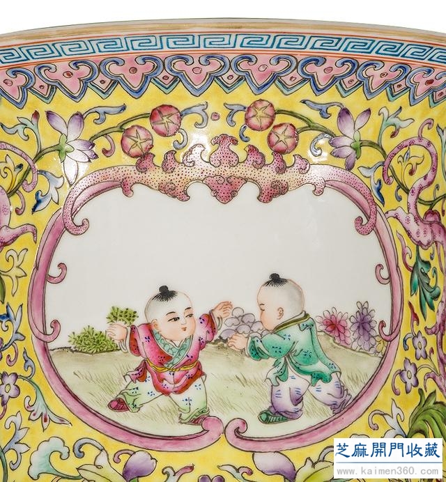 乾隆 粉彩描金开光童子闹春图辅耳撇口大瓶