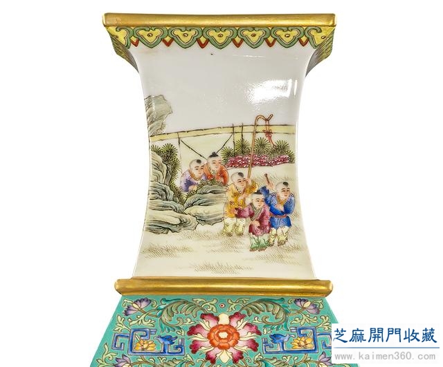 乾隆 粉彩描金婴戏图四方瓶（对）