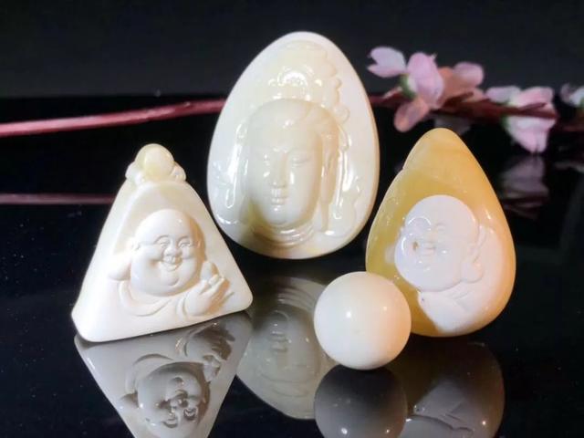 「宝石」中国传统雕刻技艺——琥珀蜜蜡由原石变精品！